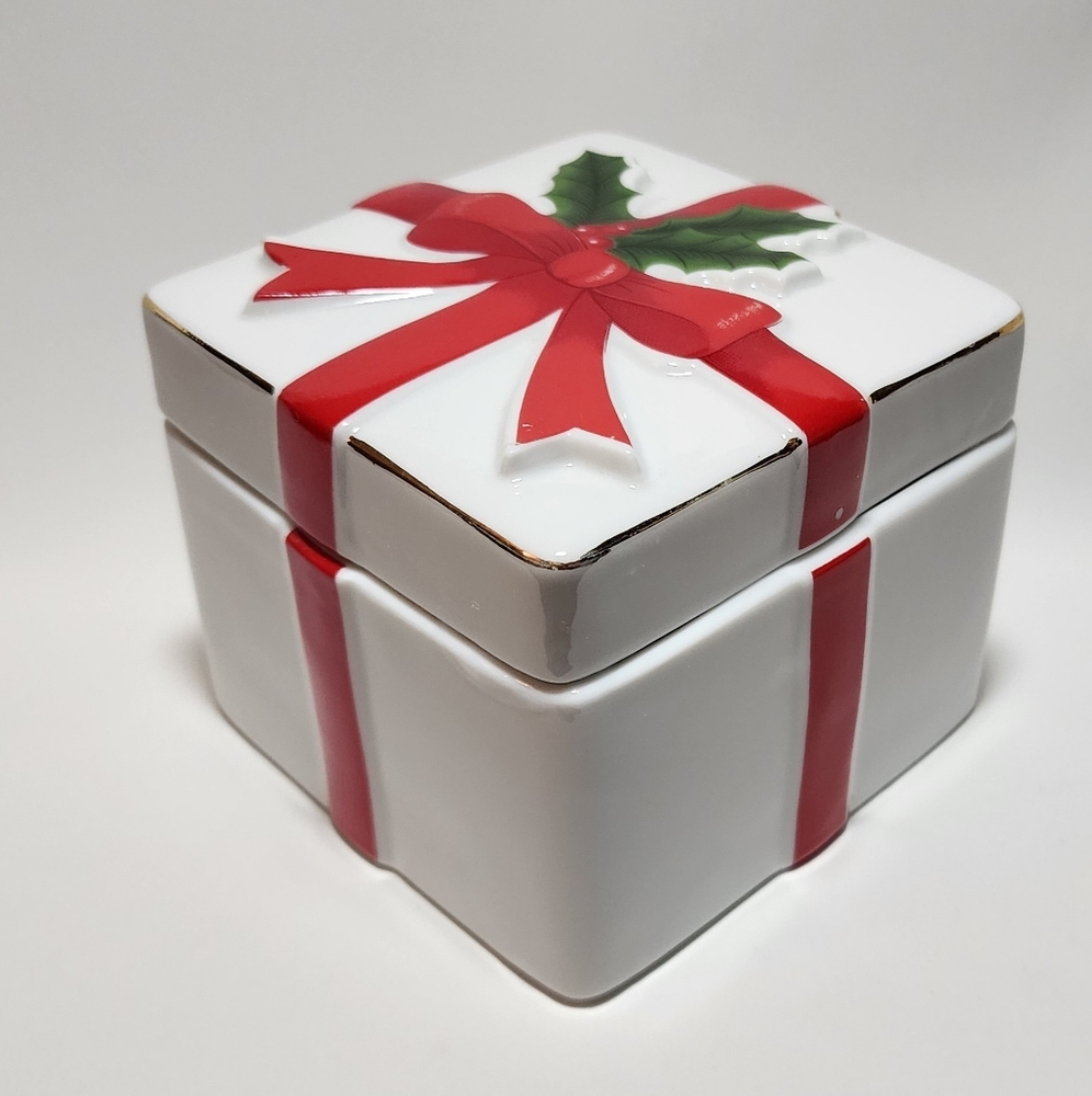 Vintage Mount Clemens Pottery White with Red Ribbon Christmas Gift Covered Box